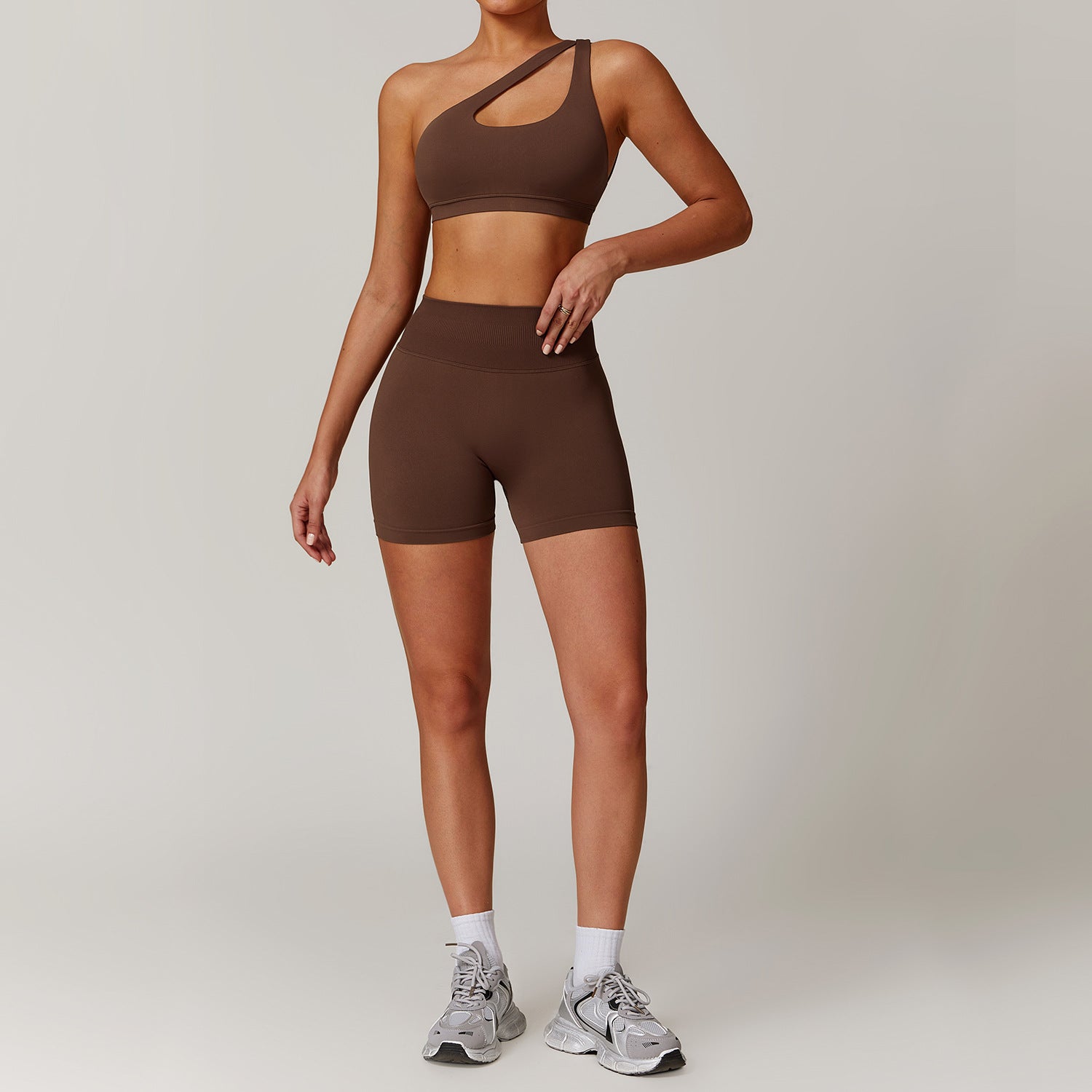 Ensemble de shorts et brassière sans couture Little Melon, tenue de fitness élégante avec design confortable et ajusté.