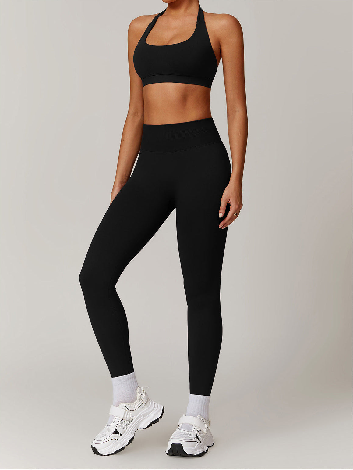 Soutien-gorge sans couture Little Melon, ensemble de lingerie confortable avec finition lisse et ajustée, porté sur mannequin.