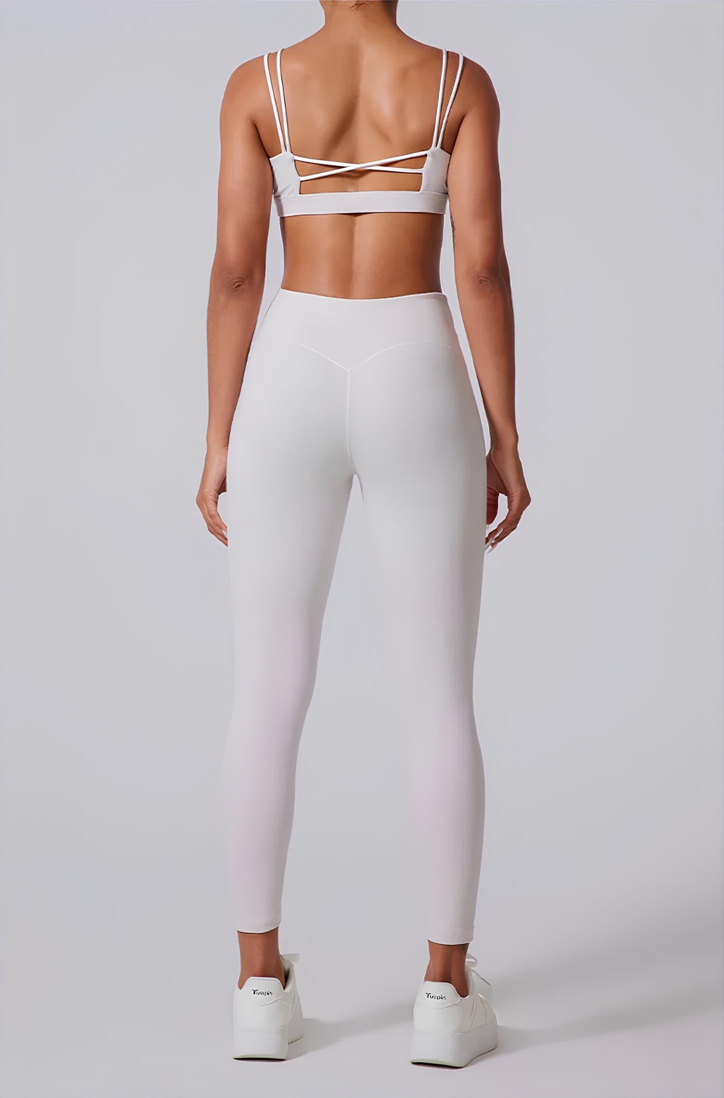 Ensemble de lumières Serenity Light de Little Melon avec plusieurs petites lampes suspendues en verre coloré.