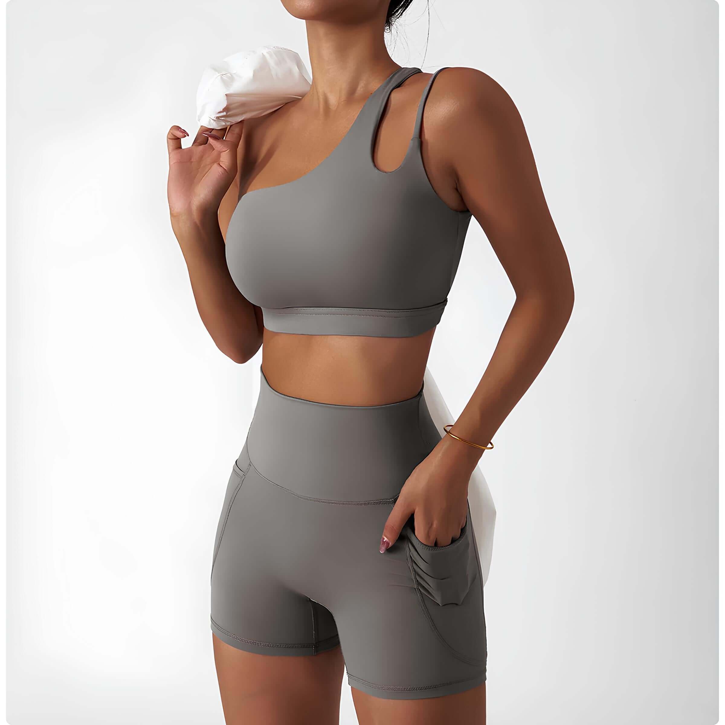 Shorts de sport pour femmes Little Melon Evolve Shorts Premium Activewear, tissu léger et confortable, vue de face.