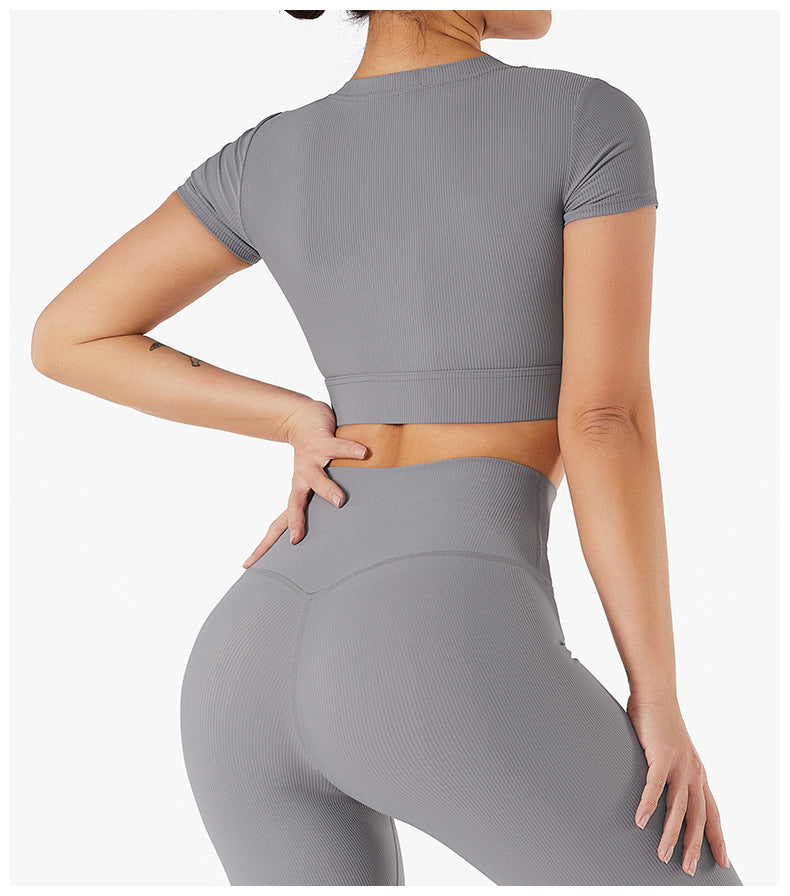 T-shirt Lovely Lines de Little Melon avec design à lignes modernes, porté par un mannequin, vue de face.