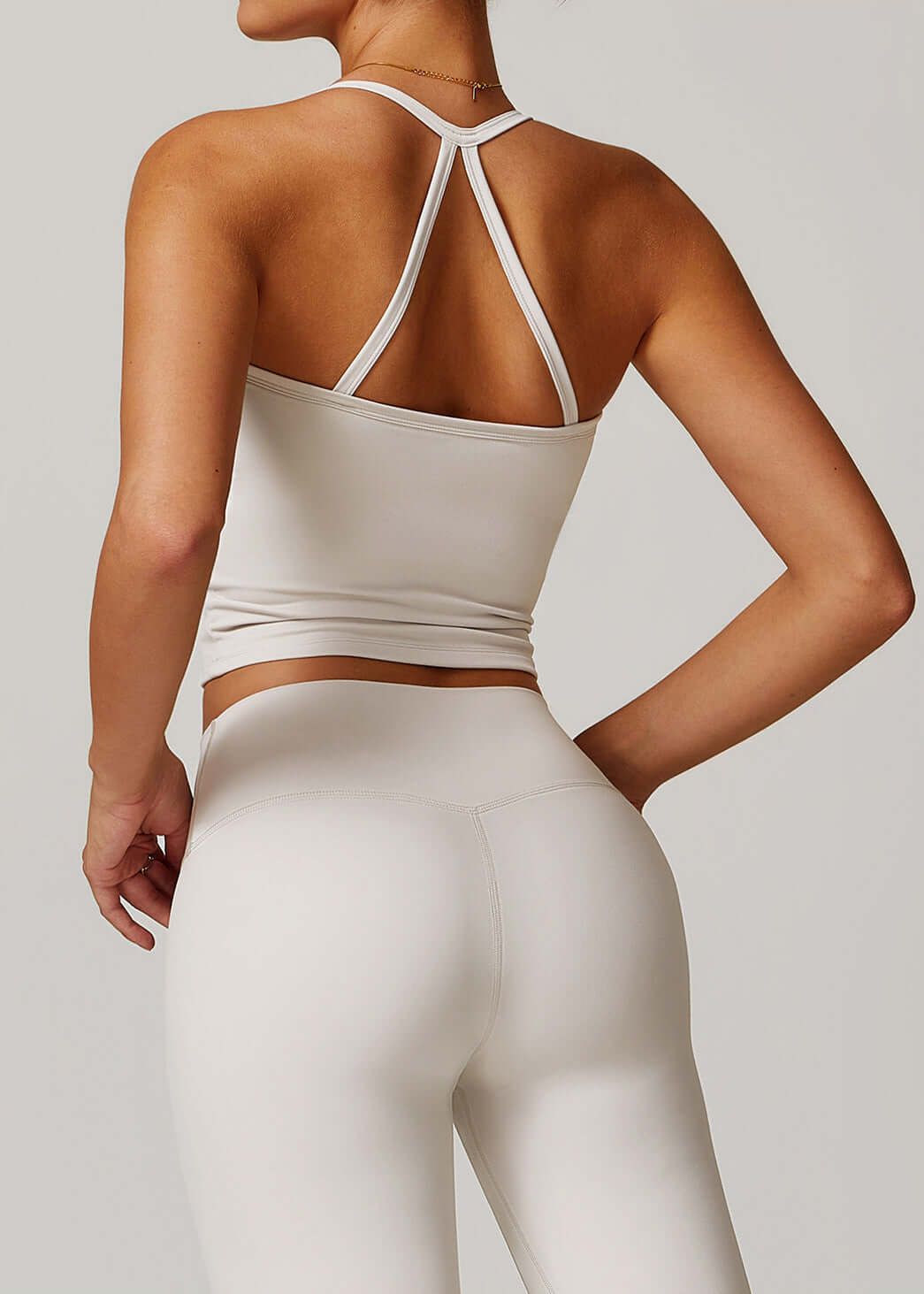 Haut actif pour femmes Little Melon Harmony Top, tissu confortable, style moderne, porté par une femme en mouvement.