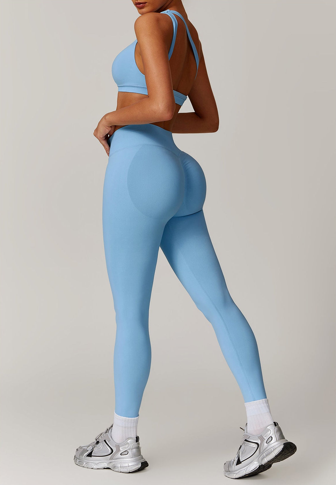 Ensemble de soutien-gorge sans couture Little Melon, confortable et élégant, vue de face avec détails du tissu et des bretelles.