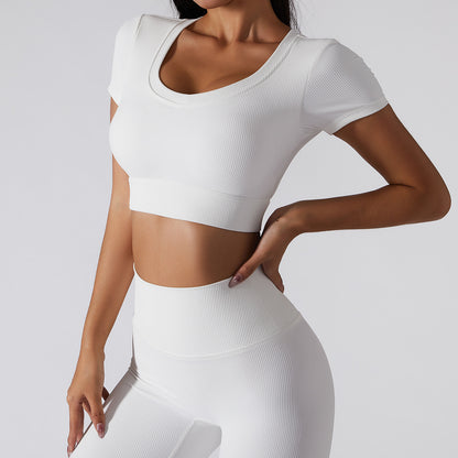 T-shirt Lovely Lines de Little Melon en coton, design à lignes élégantes, porté sur mannequin, couleur neutre.