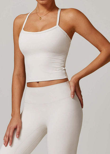 Haut de sport Harmony pour femmes de Little Melon, t-shirt actif élégant et confortable, porté par une femme en entraînement.