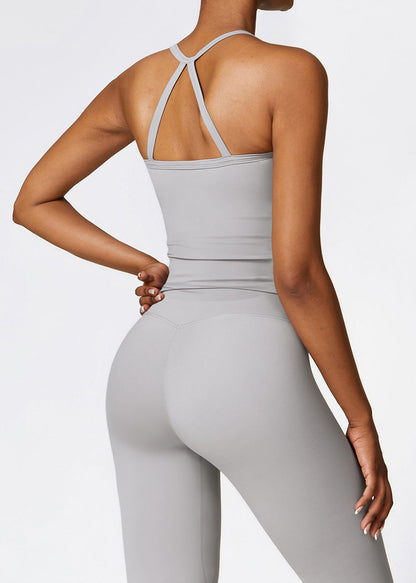 Haut de sport pour femmes Harmony Top de Little Melon, vêtement actif élégant et confortable, couleur neutre, porté sur un mannequin.