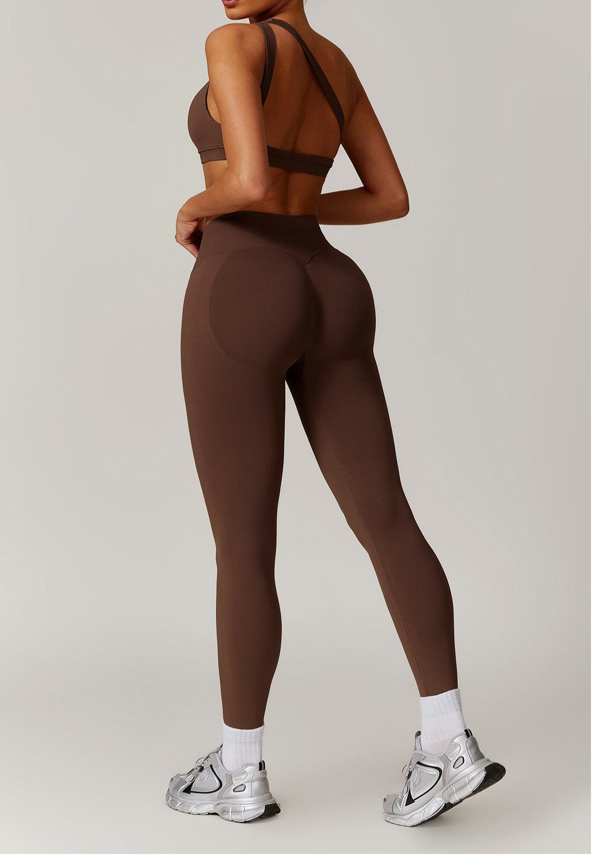 Ensemble sans couture avec soutien-gorge côté de la marque Little Melon, tissu lisse et ajusté, vue de face.