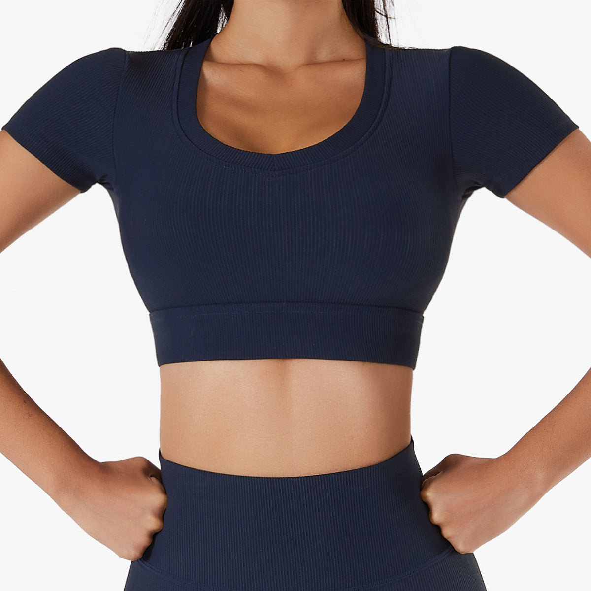 T-shirt à lignes élégantes Little Melon, coupe classique et détails modernes, vue de face sur fond blanc