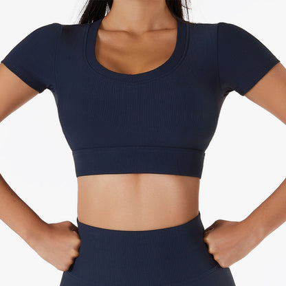 T-shirt à lignes élégantes Little Melon, coupe classique et détails modernes, vue de face sur fond blanc