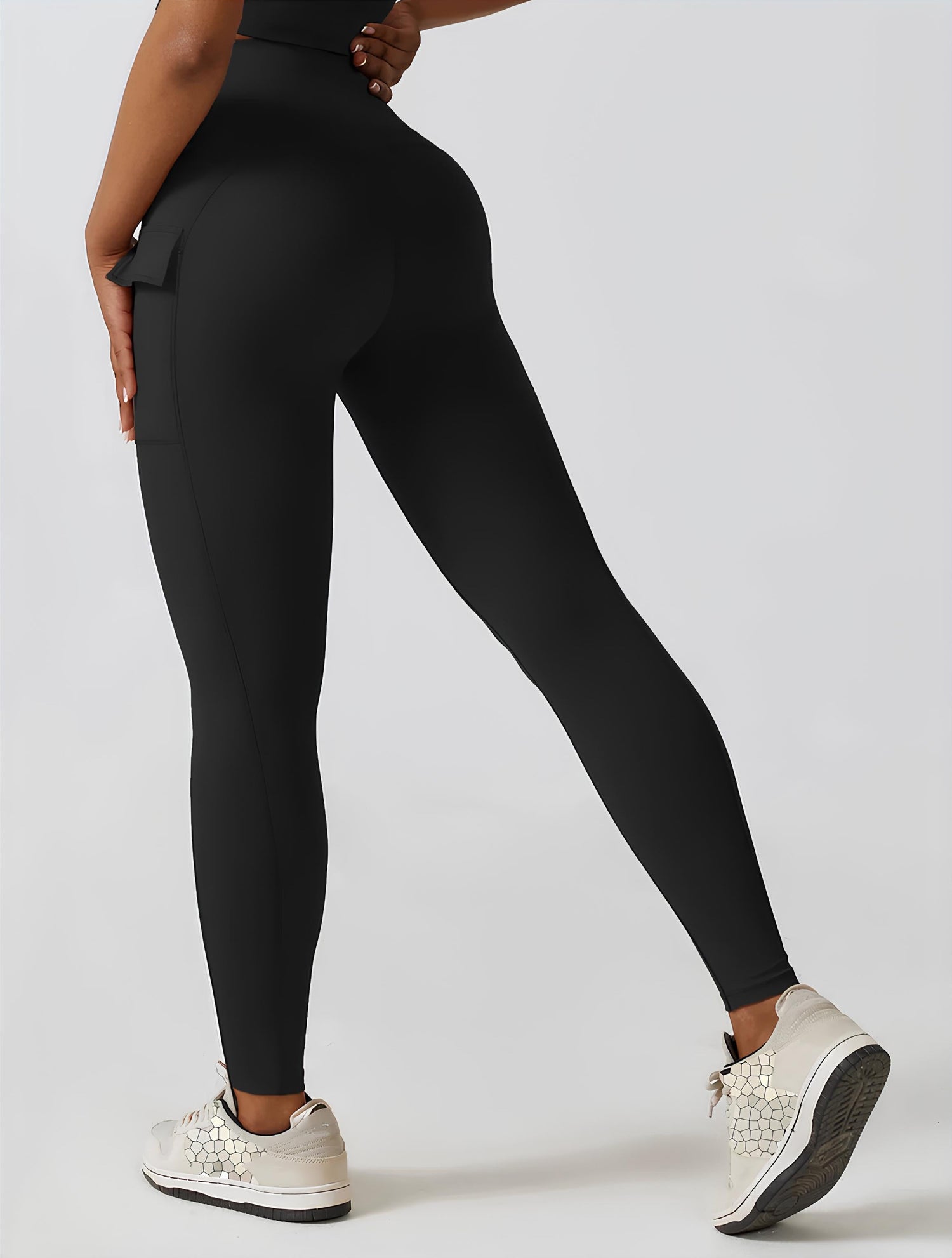 Vêtements assortis Evolve Set Premium de Little Melon, style moderne, ensemble tendance pour femmes, couleur neutre, look élégant et confortable.