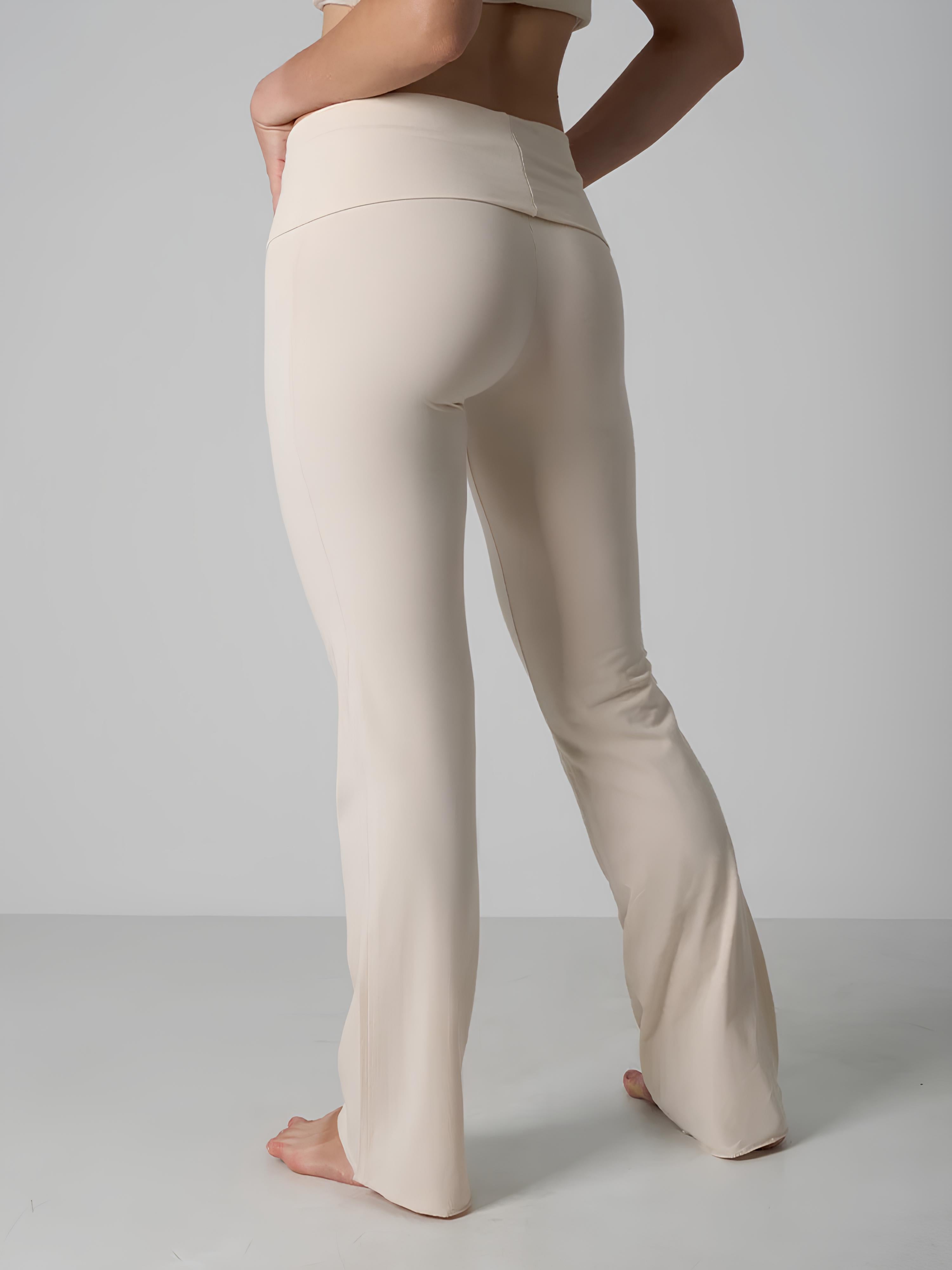 Pantalons lounge confortables et élégants pour femmes de la marque Little Melon, en tissu doux, portés avec un look décontracté.