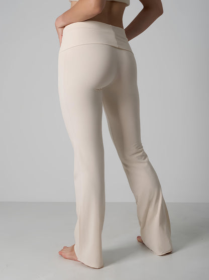Pantalons lounge confortables et élégants pour femmes de la marque Little Melon, en tissu doux, portés avec un look décontracté.