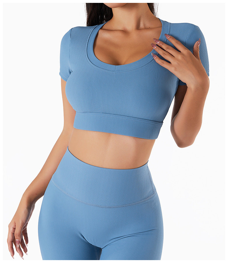 T-shirt Lovely Lines de Little Melon avec motif à lignes élégantes, porté par un modèle.